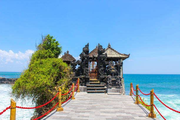 tempio di tanah lot, bali, indonesia - travel destinations bali tanah lot temple foto e immagini stock