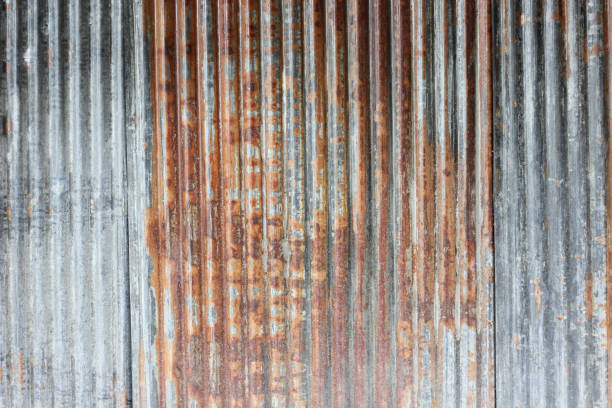 texture de plan rapproché et surface de fond abstrait de plaque de zinc rouillée. - corrugated iron tin rusty metallic photos et images de collection