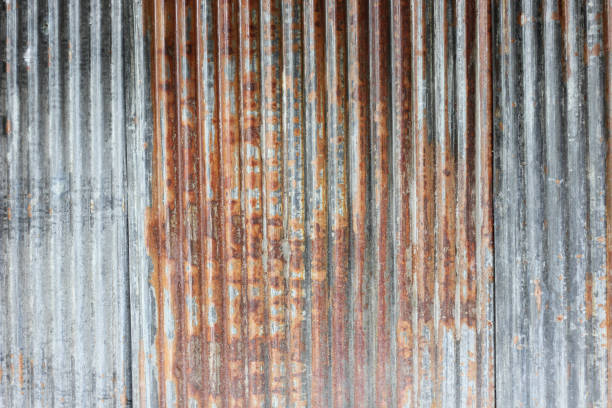 текстура крупным планом и поверхность ржавого абстрактного фона цинко�вой пластины. - corrugated iron tin rusty metallic стоковые фото и изображения
