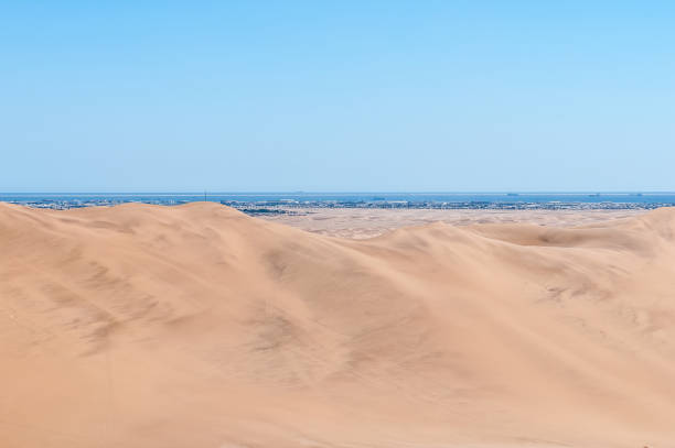 砂丘7からウォルビス湾への眺め - walvis bay ストックフォトと画像