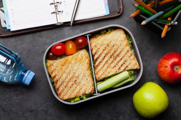 샌드위치와 채소를 곁들인 건강한 도시락 - lunch box lunch packed lunch school lunch 뉴스 사진 이미지