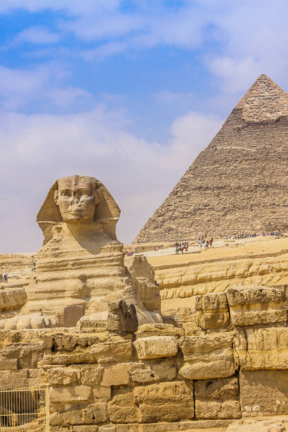 sphinx and the great pyramid in egypt - giza pyramids sphinx pyramid shape pyramid imagens e fotografias de stock