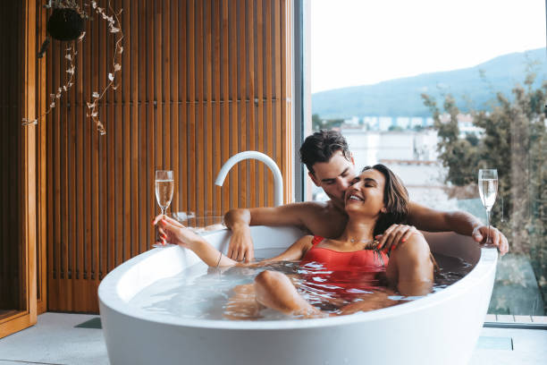 Pareja Jacuzzi - Banco de fotos e imágenes de stock - iStock Pareja Jacuzzi - Banco de fotos e imágenes de stock - iStock