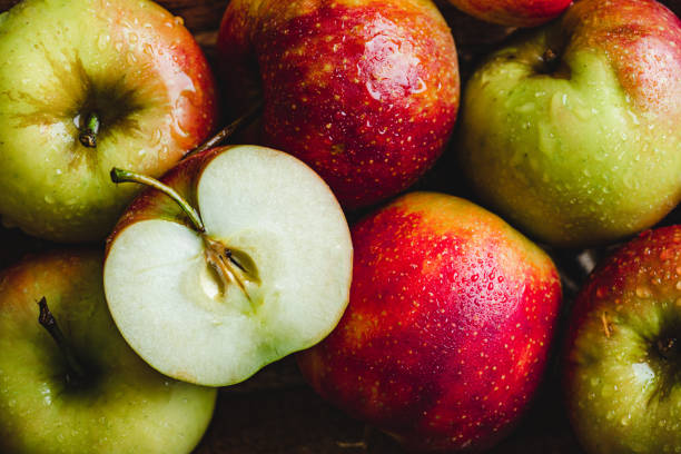 収穫したばかりのリンゴ - apple stack red fruit ストックフォトと画像