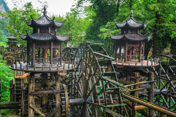 rodas de água de madeira do velho moinho na china - huanglong - fotografias e filmes do acervo