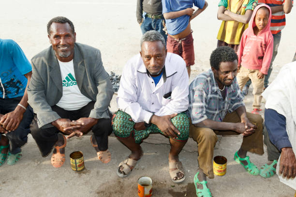 gruppenbild von afar-männern in äthiopien - afar desert stock-fotos und bilder