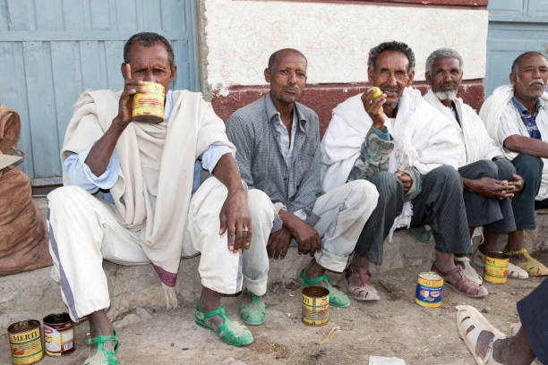 gruppenbild von afar-männern in äthiopien - afar desert stock-fotos und bilder