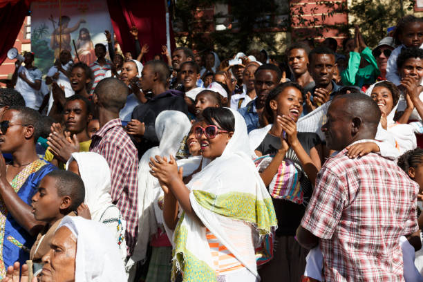 la gente del posto celebra il festival timkat a gondar, in etiopia - dancing africa ethiopian culture ethiopia foto e immagini stock