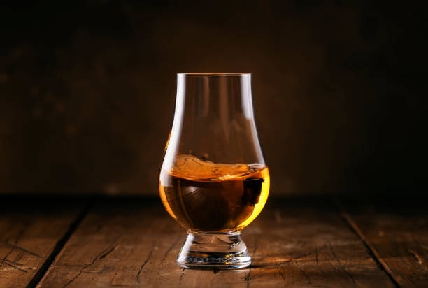 scotch whiskey without ice in glasses, rustic wood background, copy space - russian shot imagens e fotografias de stock