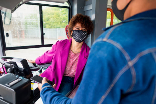 승객을 맞이하는 버스 운전사 - bus commuter passenger mobile phone 뉴스 사진 이미지