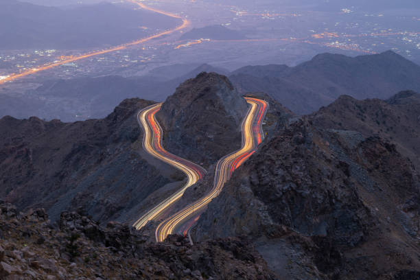 traffic light trails wrapped around mountain on the zig zag road in al hada, taif region of saudi arabia - arábia saudita imagens e fotografias de stock