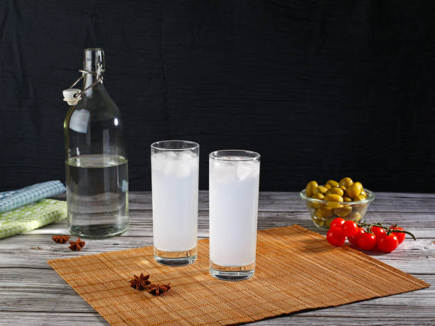 traditionelle griechische ouzo in zwei gläsern - fruit table bamboo black stock-fotos und bilder