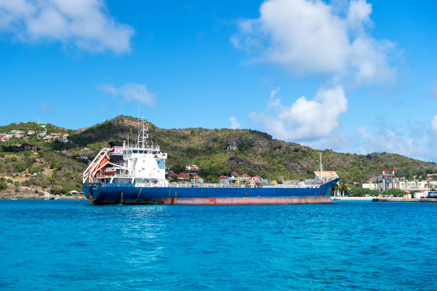 フランスの島湾の大きな青い貨物船 - saint barthelemy island summer sunlight ストックフォトと画像