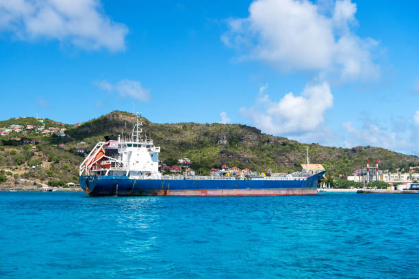 большой синий грузовой корабль во французском заливе острова - barge beach large blue стоковые фото и изображения