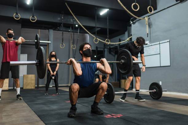 athletes lifting weight wearing protective mask - 3615 imagens e fotografias de stock