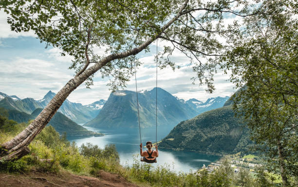 mujer balanceándose en la naturaleza en noruega. - mountain mountain range norway fjord fotografías e imágenes de stock