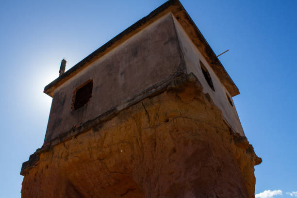 istock abandoned house resists extreme erosion 1263907917