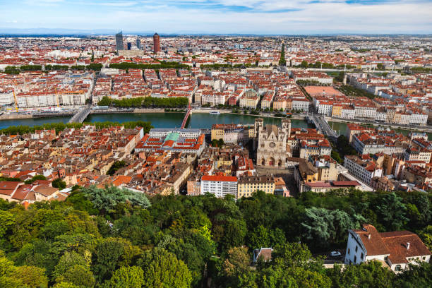 Weite Panorama-Luftaufnahme des französischen Stadtbildes von Lyon mit dem Fluss Saone und Denkmälern und dem Geschäftsviertel La Part-Dieu – Foto