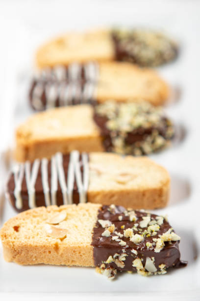 biscoitos cantuccini com chocolate e pistache. biscotti italiano em placa branca - biscotti cookie chocolate pistachio - fotografias e filmes do acervo