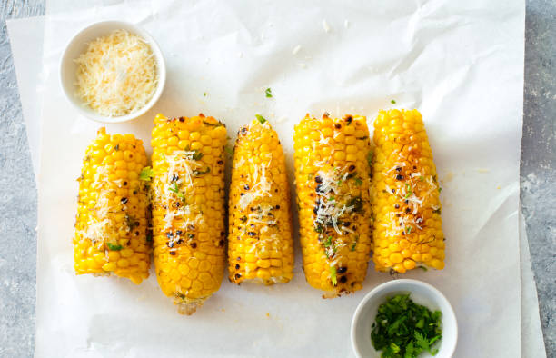 уши кукурузы, запеченные с травами и сыром пармезан - corn corn on the cob grilled roasted стоковые фото и изображения