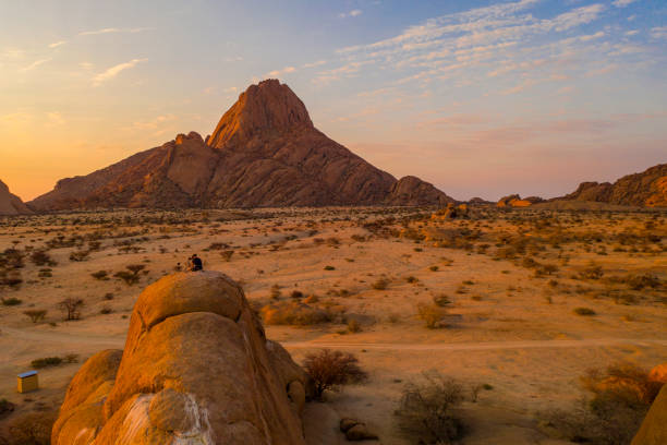 乾燥した気候の風景の上に昇る太陽, スピッツコッペ, ナミビア, アフリカ - damaraland ストックフォトと画像