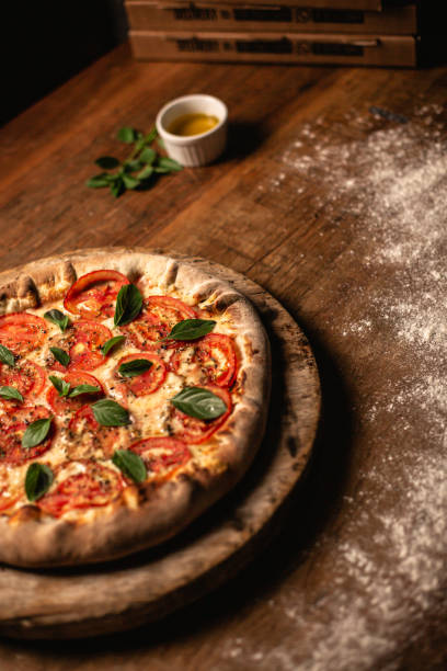 Dia da Pizza: Receita Autêntica de Pizza Napolitana - pizza deliciosa pronta na mesa de madeira