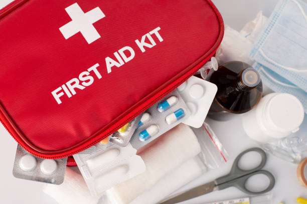 kit first-aid con tutti gli elementi essenziali - cassetta di pronto soccorso foto e immagini stock