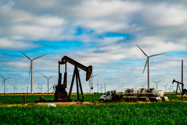 lutter contre le changement climatique - sunset oil rig oil industry energy photos et images de collection