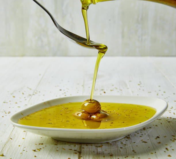 extra virgin olive oil and green olives - olive oil pouring antioxidant liquid imagens e fotografias de stock