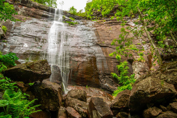 belle chute d’eau de montagne rebondissant de la roche massive rouge - waterfall rock mountain bright photos et images de collection