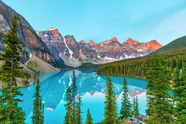 moraine lake sunrise en las montañas rocosas canadienses del parque nacional banff - dawn mountain range mountain canadian rockies fotografías e imágenes de stock