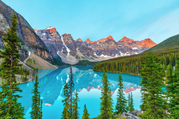 バンフ国立公園のカナダロッキー山脈のモレーン湖日の出 - dawn mountain range mountain canadian rockies ストックフォトと画像