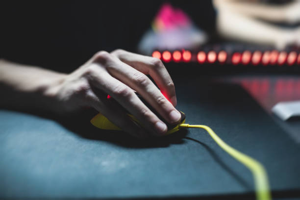Cyber sport e-sports tournament, team of professional gamers, close-up on gamer's hands on a keyboard, pushing button, gamers playing in competitive moba/strategy fps game on a cyber games arena club torneo de deportes cibernéticos e-sports, equipo de jugadores profesionales, primer plano en las manos del jugador en un teclado, botón de presión, jugadores jugando en la moba competitiva / estrategia fps juego en un club de arena de juegos cibernétic