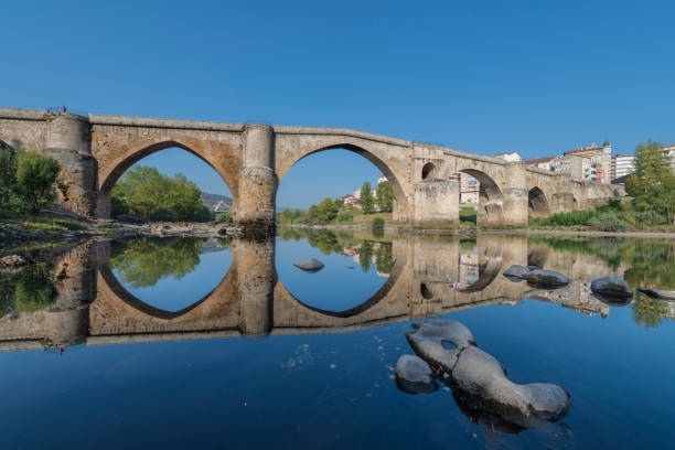 ウレンセのローマ橋のパノラマ - ourense province ストックフォトと画像