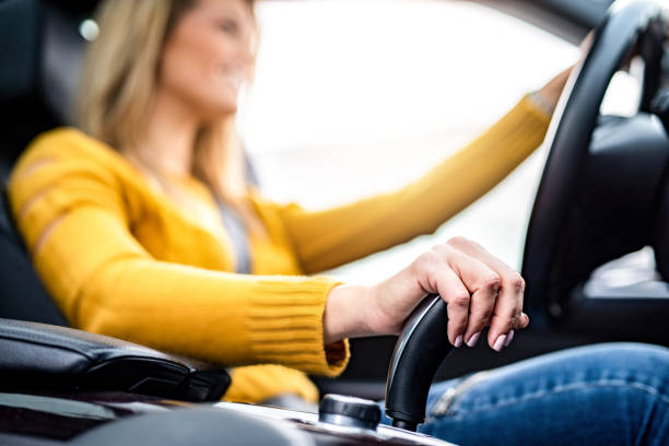 primo posto a mano della giovane alla guida di un'auto. - car insurance women driving foto e immagini stock