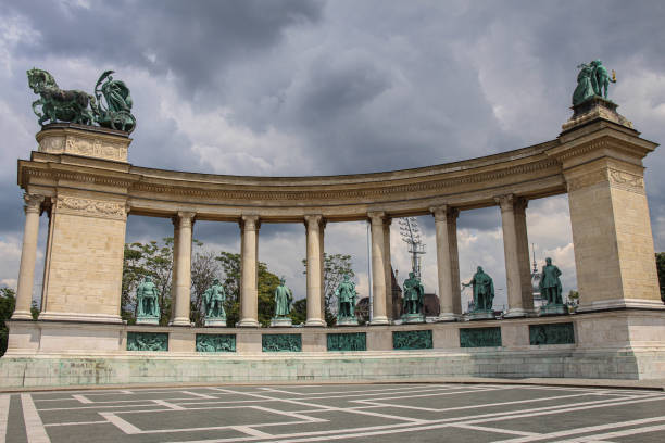 plac bohaterów w pochmurny letni dzień w budapeszcie, węgry - former famous place east architecture zdjęcia i obrazy z banku zdjęć