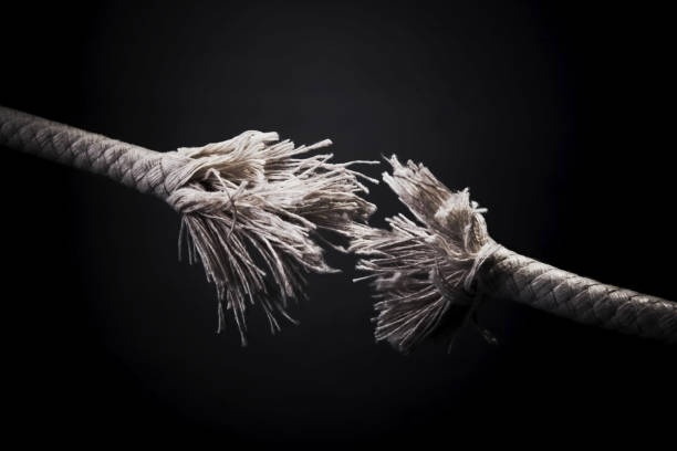 corde d’effilochage - rope frayed emotional stress breaking photos et images de collection