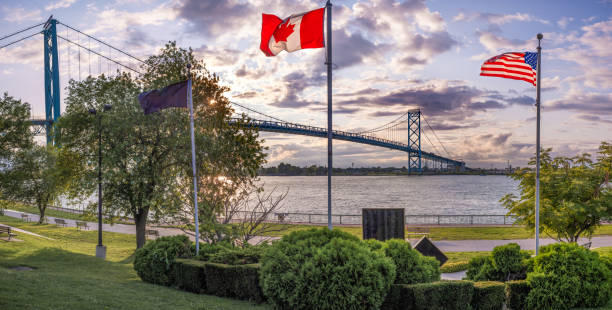 a ponte do embaixador - (corredor comercial eua - canadá) - canadian flag north america usa flag - fotografias e filmes do acervo