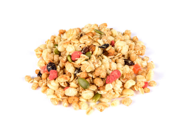 haufen müsligetreide mit rosinen und getrockneten früchten isoliert auf weiß - granola cereal breakfast stack stock-fotos und bilder
