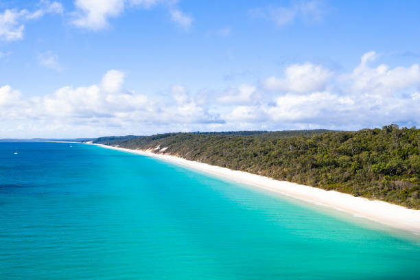 playa de arena blanca prístina en el lado occidental de la isla de fraser - 3690 fotografías e imágenes de stock