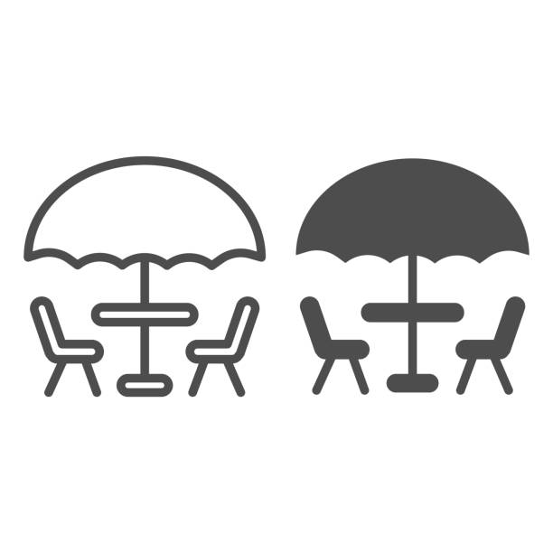 의자 라인과 단단한 아이콘이있는 우산과 테이블, 커피 타임 컨셉, 흰색 배경의 거리 카페 사인, 모바일, 웹을위한 윤곽 스타일의 테라스 아이콘용 우산이있는 테이블. 벡터 그래픽. - furniture patio outdoors lounge stock illustrations