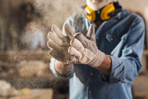 nahaufnahme von staubigen arbeitshandschuhen - arbeitshandschuh stock-fotos und bilder