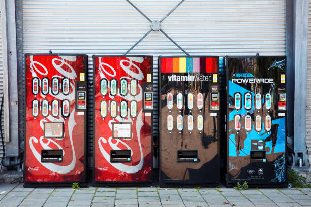 캐나다 몬트리올의 오래된 항구에서 길거리에서 음료 자판기 - vending machine machine soda selling 뉴스 사진 이미지