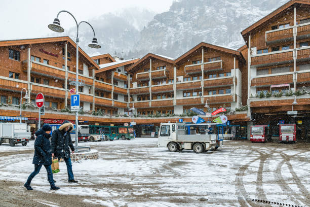 bahnhofplatz in zermatt village in mattertal, switzerland - switzerland hotel skiing people stock-fotos und bilder