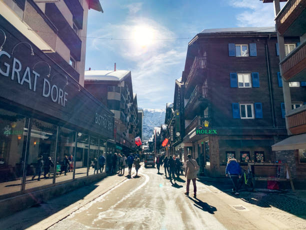 hauptstraße im dorf zermatt in mattertal, schweiz - switzerland hotel skiing people stock-fotos und bilder