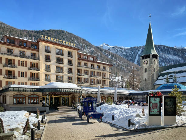 grand hotel zermatterhof in zermatt dorf in mattertal, schweiz - switzerland hotel skiing people stock-fotos und bilder