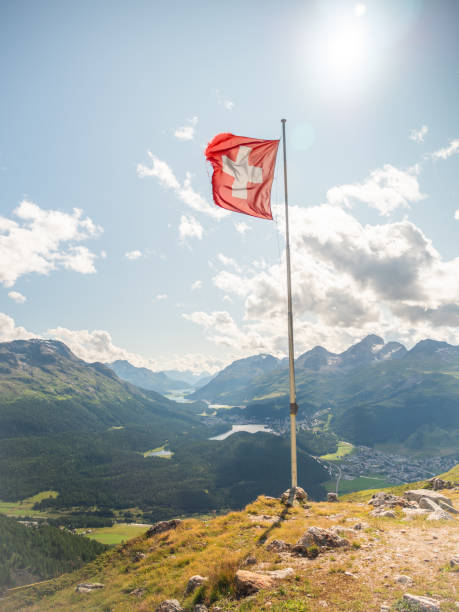 vista spettacolare sulle alpi svizzere nel cantone dei grigioni in svizzera - st moritz panoramic switzerland graubunden canton foto e immagini stock