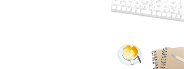 tastiera del computer e tazza di caffè, illustrazione di sfondo di cancelleria - computer key internet cafe coffee internet foto e immagini stock