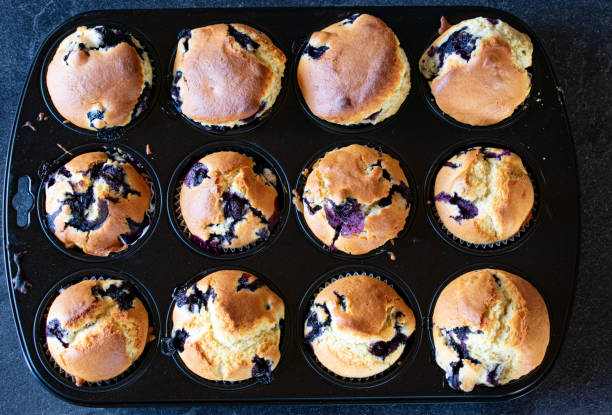 черничные кексы в булочке выпечки кастрюлю - muffin cake cupcake blueberry muffin стоковые фото и изображения
