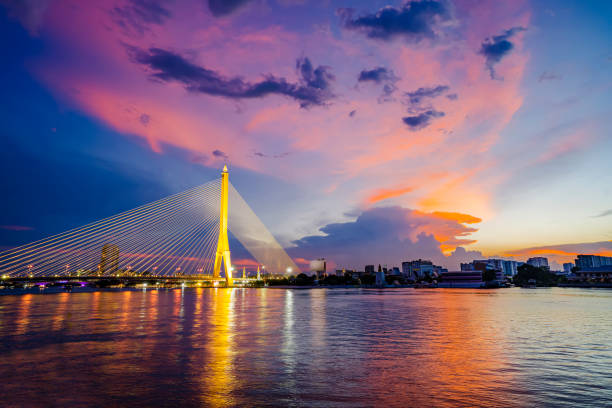 vibração e crepúsculo saturado da ponte rama 8, o famoso marco em bangkok, tailândia - bridge bangkok suspension bridge river - fotografias e filmes do acervo